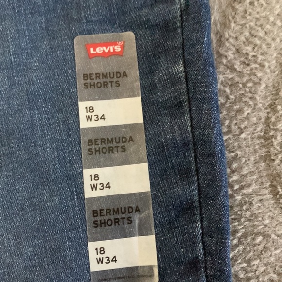 WOMANS Levi’s Bermuda Shorts - Picture 4 of 10